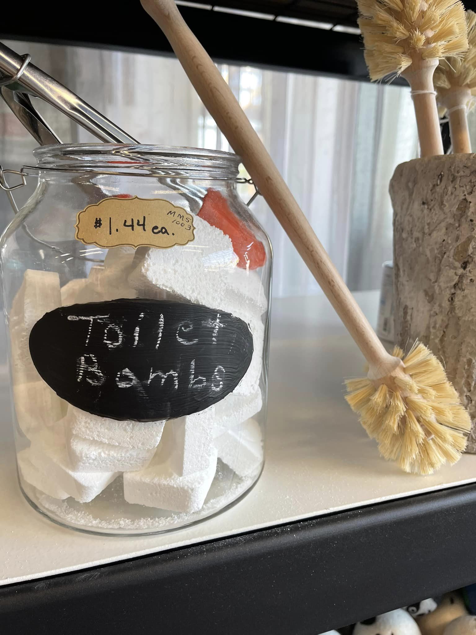 Bamboo scrubber, solid: Toilet Bombs. Zero Waste Refill Market.